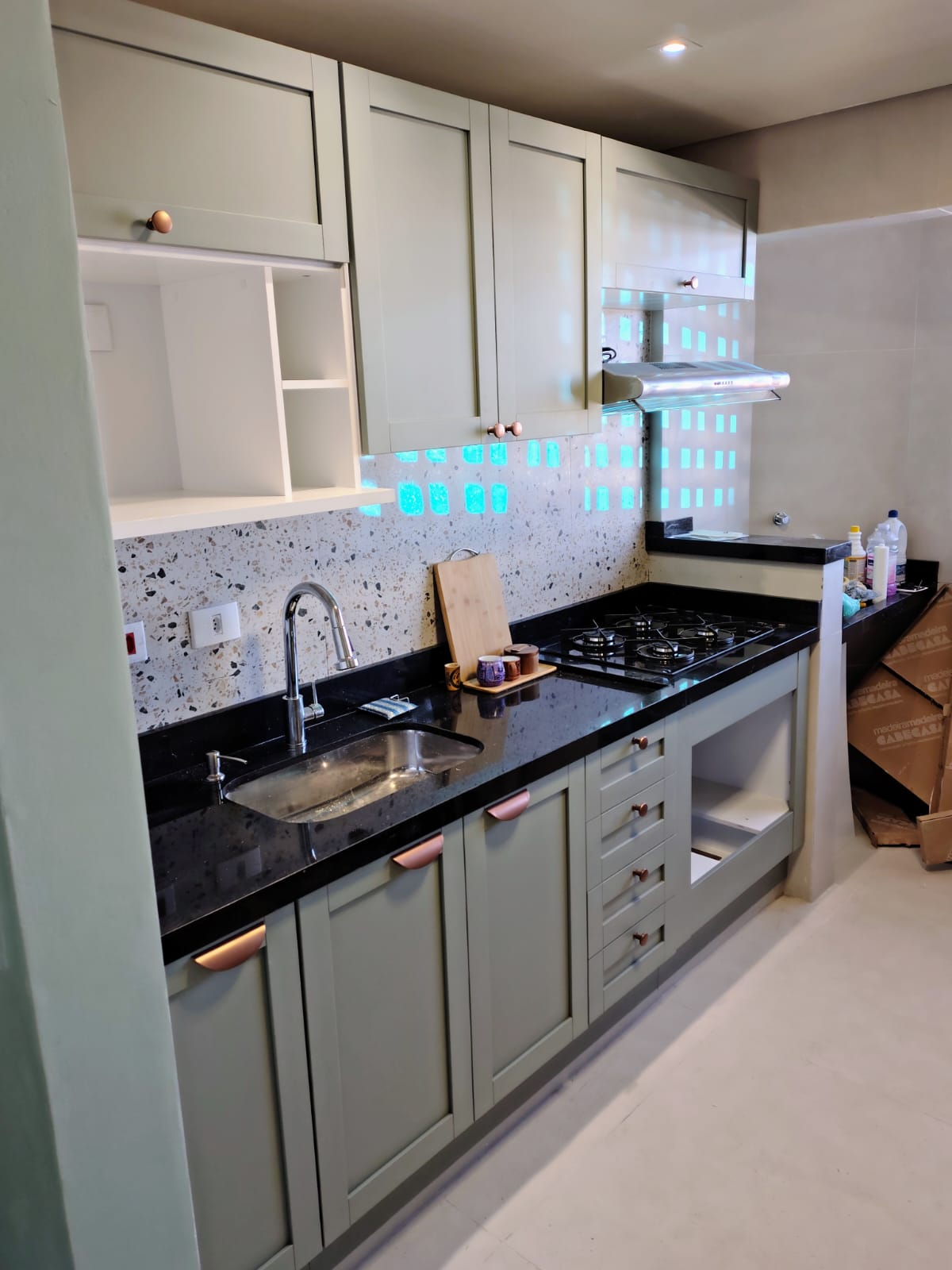 Montagem de cozinha planejada verde moderna em São Paulo