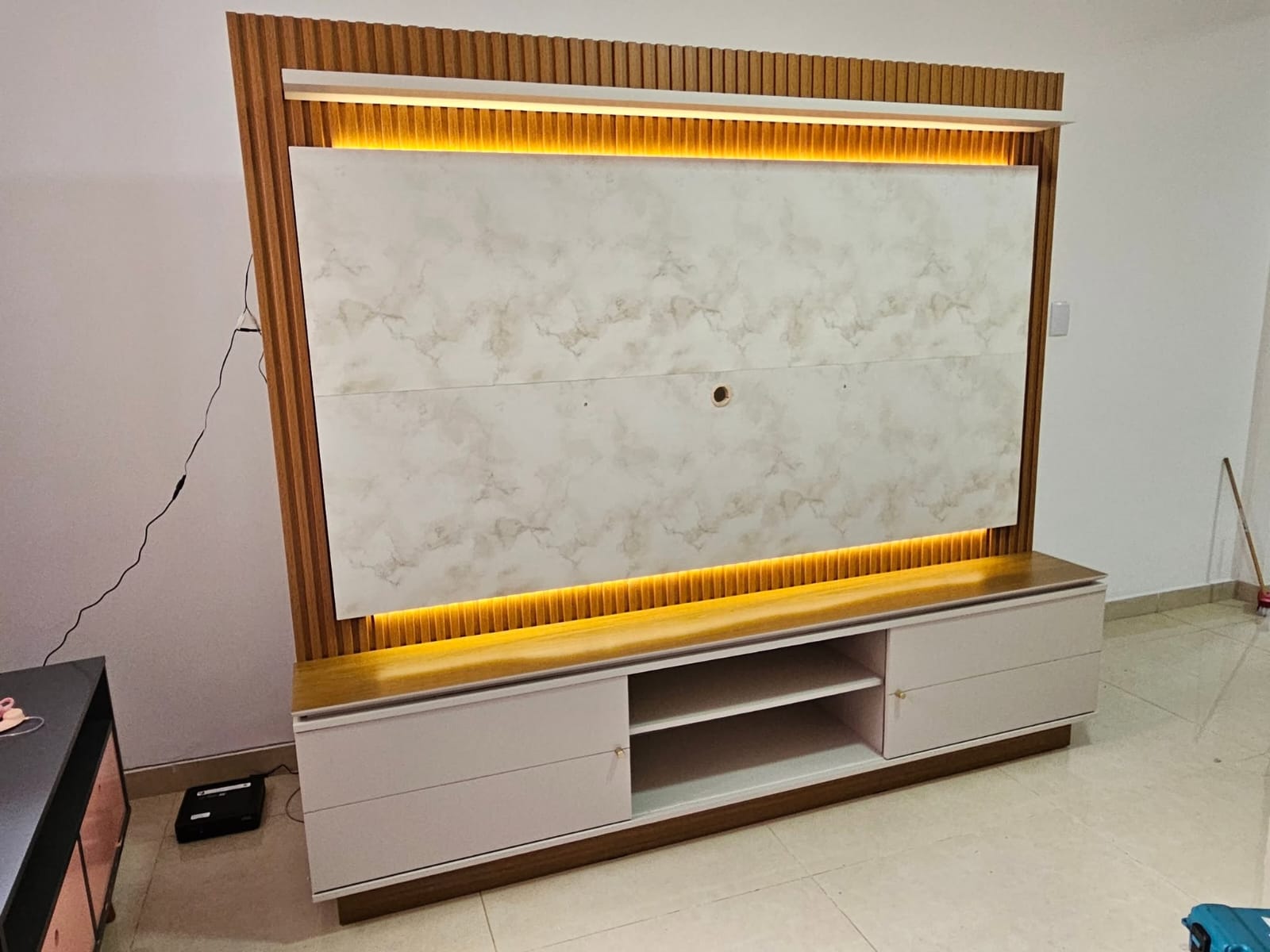 Montagem de painel de TV com LED e efeito mármore ripado em São Paulo